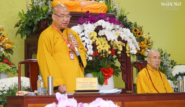Thượng tọa Thích Phước Nguyên phát biểu ghi nhận tất cả các ý kiến đóng góp, đề xuất, cùng những khó khăn, tồn đọng được nêu tại hội nghị