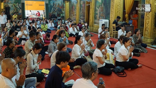 Phật tử trở về chùa nghe Hòa thượng Danh Lung thuyết pháp về &quot;Bố thí - đặt bát hội&quot;