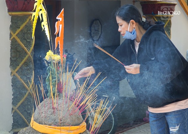 Lễ &quot;Đắp núi cát&quot; là hành động vừa thể hiện lòng thành kính tưởng nhớ tổ tiên, vừa tích công đức để cuộc sống hiện tại và lai sinh được tốt đẹp hơn