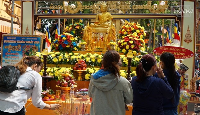 Phật tử trở về chùa lễ bái Tam bảo. Người Khmer thường mang theo lễ vật nhang đèn, trái cây vào chùa làm lễ cúng Phật, cúng tổ tiên trong ba ngày Tết