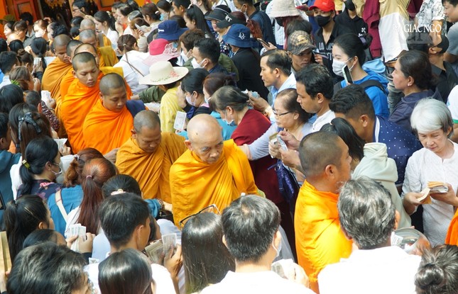 Phật tử thành tâm gieo duyên cúng dường