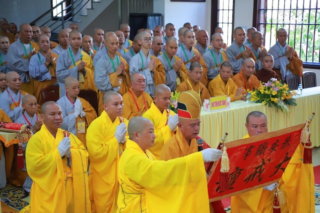 Đại diện Ban Tổ chức cung an chức sự Đàn giới Tăng