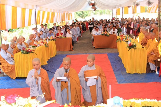 Sư cô Thích nữ Đức Hải, tân trụ trì dâng lời phát nguyện