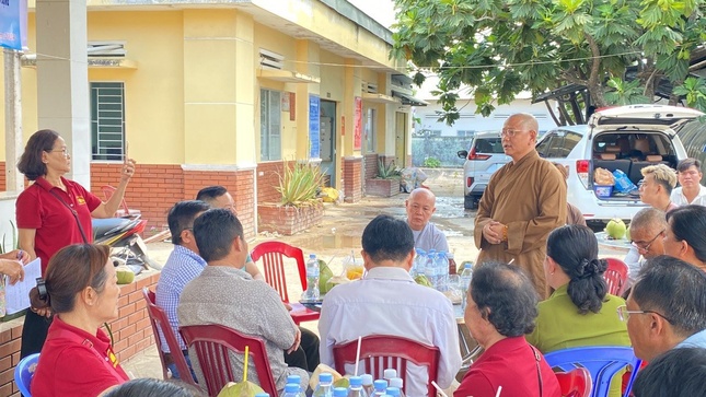 Đại đức Thích Thiện Triều chia sẻ với bà con địa phương Đại đức Thích Thiện Triều chia sẻ với bà con địa phương