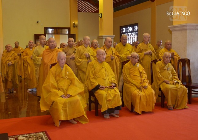 Đức Pháp chủ và chư vị Trưởng lão Hòa thượng Hội đồng Chứng minh Đức Pháp chủ và chư vị Trưởng lão Hòa thượng Hội đồng Chứng minh