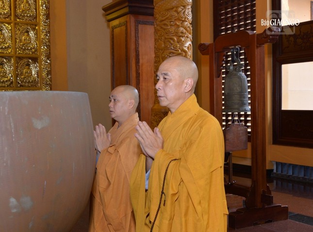 Thượng tọa Thích Quảng Chơn, Trưởng ban Nghi lễ TP.HCM dẫn lễ Thượng tọa Thích Quảng Chơn, Trưởng ban Nghi lễ TP.HCM dẫn lễ