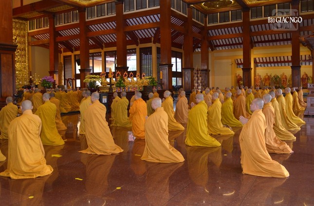 Chư Tăng vân tập định kỳ thính giới, cùng nhắc nhở nhau về giới pháp của hành giả xuất gia Chư Tăng vân tập định kỳ thính giới, cùng nhắc nhở nhau về giới pháp của hành giả xuất gia