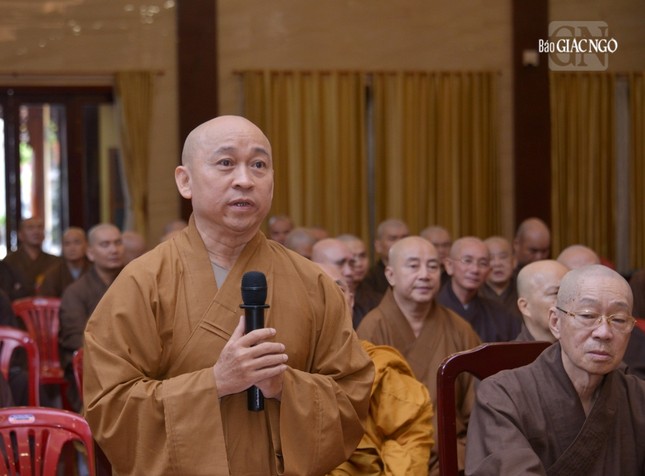 Thượng tọa Thích Lệ Thọ góp ý tại buổi họp Thượng tọa Thích Lệ Thọ góp ý tại buổi họp