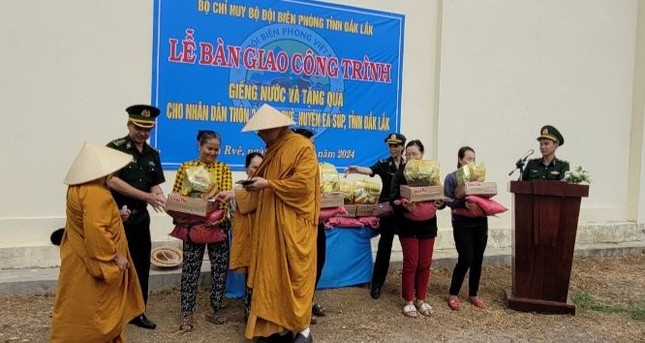 Đoàn trao 50 phần quà tại thôn 2, xã Ia Rvê