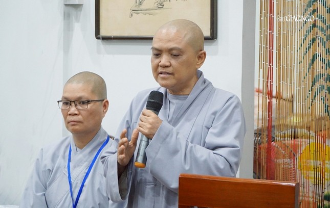 Ni sư Thích nữ Hương Nhũ, Phó Trưởng Phân ban Ni giới T.Ư kiêm Trưởng Tiểu ban Hoằng pháp trình kế hoạch tổ chức khóa bồi dưỡng về thuyết trình và kỹ năng dẫn chương trình (MC)