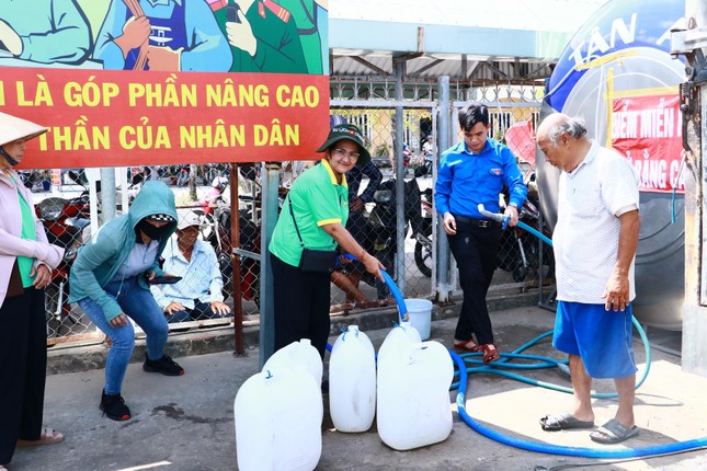 Tích cực giúp đỡ bà con có nước ngọt trong sinh hoạt