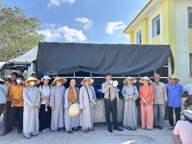 Đoàn từ thiện chuẩn bị trao nước ngọt đến bà con vùng hạn mặn Đoàn từ thiện chuẩn bị trao nước ngọt đến bà con vùng hạn mặn