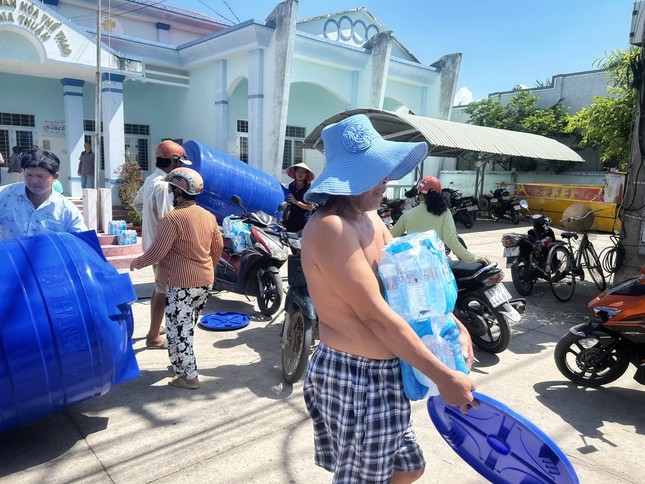 Đoàn từ thiện thiền viện Vạn Hạnh trao tặng nước uống đến hộ ghèo