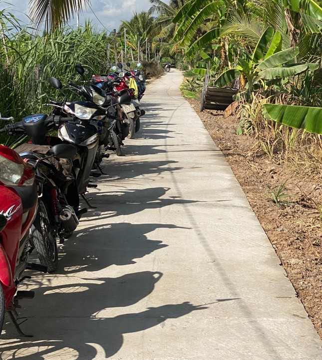 Đường bê-tông mới được khánh thành có chiều dài 1.000 m, ngang 2 m ấp Ngọc Hồ, X.Tam Ngãi, H.Cầu Kè được đưa vào sử dụng