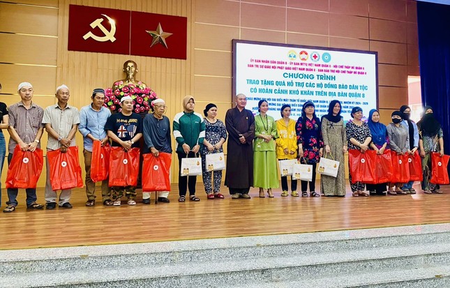 Trao 300 phần quà đến bà con khó khăn trên địa bàn Q.8