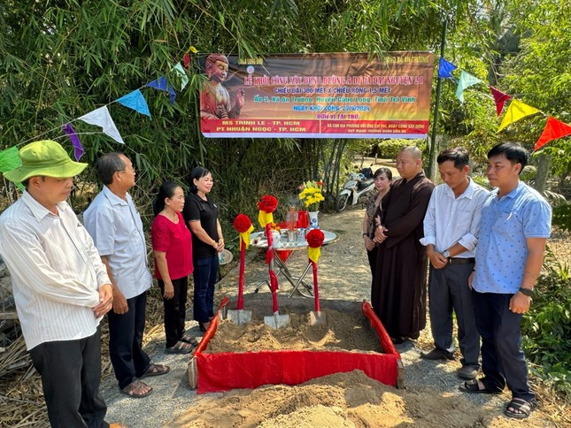 Con đường đal được khởi công xây dựng - Ảnh: L.B Con đường đal được khởi công xây dựng - Ảnh: L.B