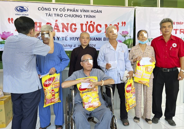 Đoàn đã tài trợ phẫu thuật, tặng quà đến bà con nghèo tại địa phương