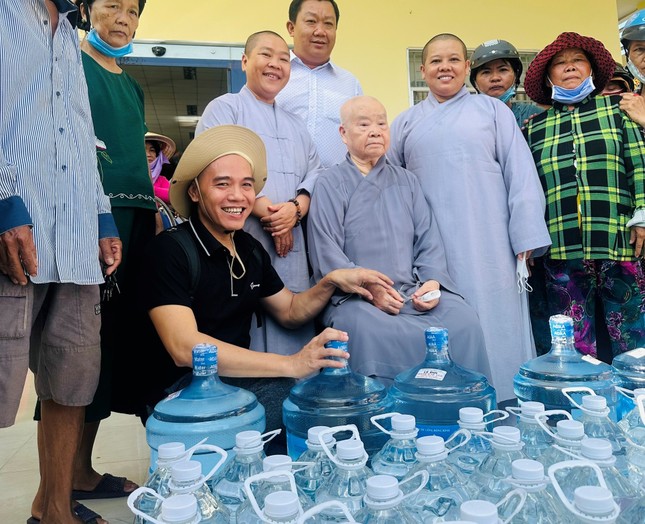 Đoàn thăm hỏi và động viên bà con vùng hạn hán, nhiễm mặn - Ảnh: T.N Đoàn thăm hỏi và động viên bà con vùng hạn hán, nhiễm mặn - Ảnh: T.N