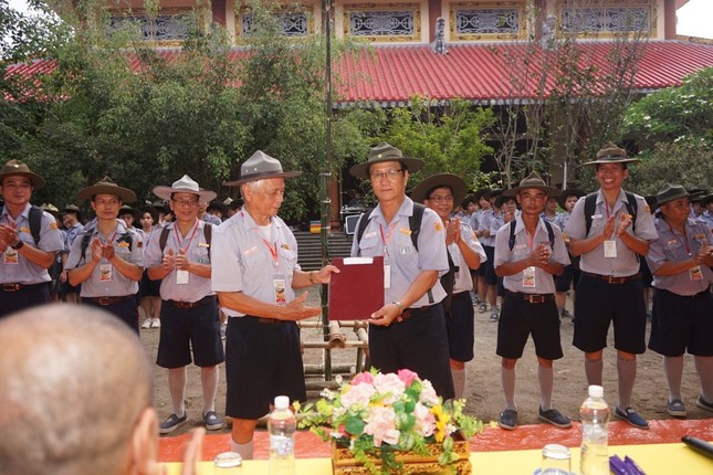 Huynh trưởng cấp Dũng Thị Sơn Huỳnh Ngọc Lâm trao quyết định thành lập Ban Quản trại Huynh trưởng cấp Dũng Thị Sơn Huỳnh Ngọc Lâm trao quyết định thành lập Ban Quản trại