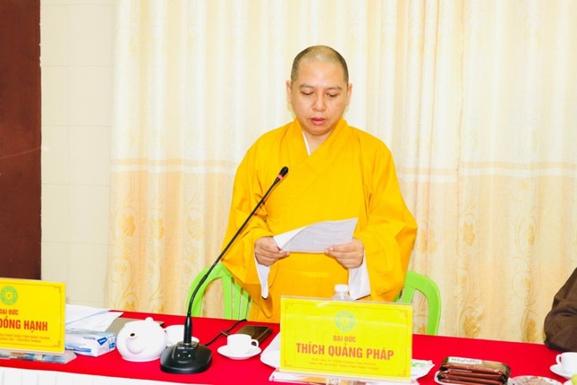Đại đức Thích Quảng Pháp, Phó Thư ký kiêm Chánh Văn phòng Ban Trị sự trình bày các nội dung tại buổi họp