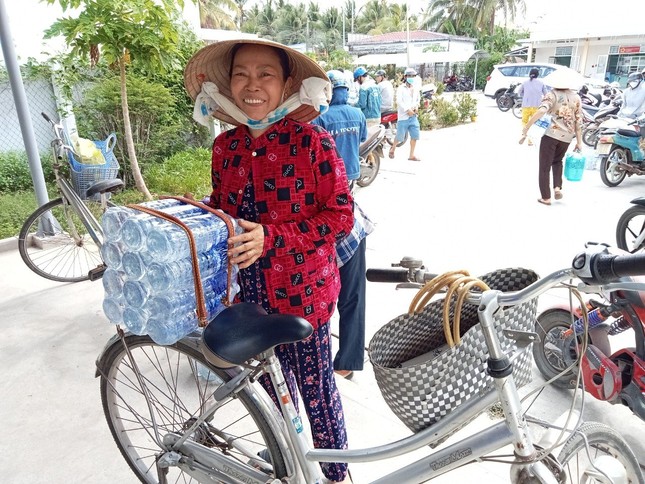 Đại diện một hộ dân vui mừng nhận lốc nước từ đoàn Linh Quang tịnh xá Đại diện một hộ dân vui mừng nhận lốc nước từ đoàn Linh Quang tịnh xá