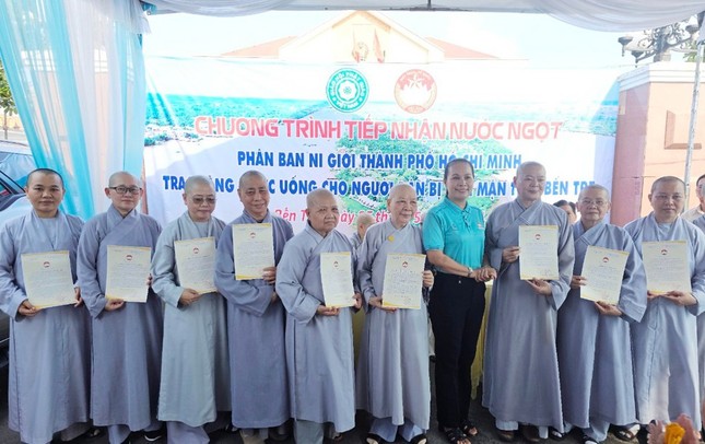 Chư Ni nhận thư cảm ơn của địa phương Chư Ni nhận thư cảm ơn của địa phương