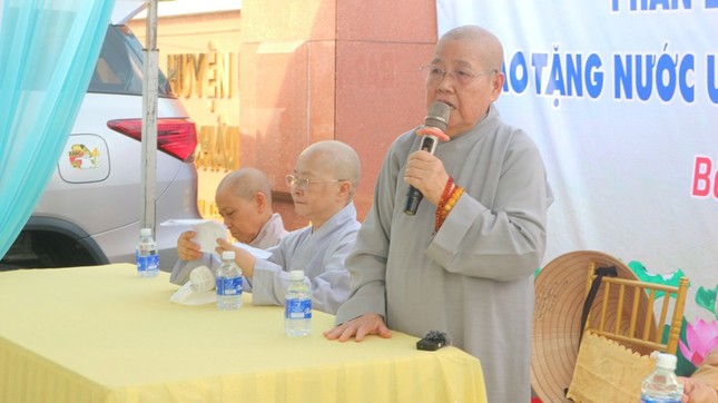 Ni trưởng Thích nữ Từ Nhẫn phát biểu tại buổi trao tặng nước ngọt Ni trưởng Thích nữ Từ Nhẫn phát biểu tại buổi trao tặng nước ngọt