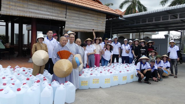 Đoàn từ thiện Quan Âm tu viện trao nước tinh khiết các các xã bị hạn, nhiễm mặn Đoàn từ thiện Quan Âm tu viện trao nước tinh khiết các các xã bị hạn, nhiễm mặn