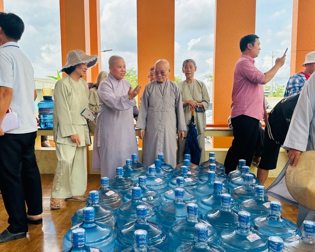 600 bình nước lọc trao đến 600 gia đình tại 3 xã thuộc H.Cần Đước