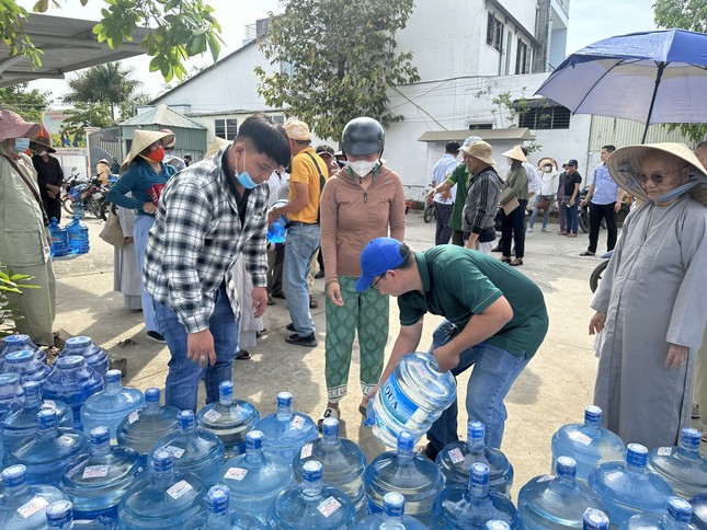 Đoàn từ thiện trao ngước lọc đến bà con H.Cần Đước, tỉnh Long An - Ảnh: T.N