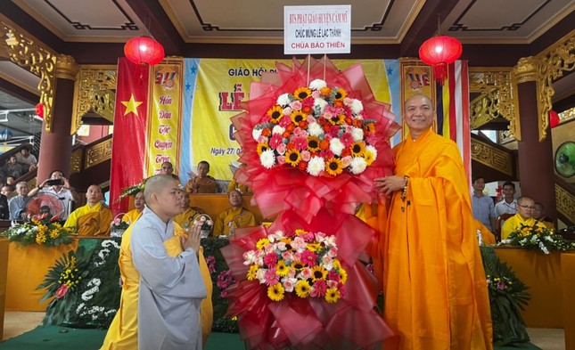 Đại diện Ban Trị sự GHPGVN H.Cẩm Mỹ tặng hoa chúc mừng Đại diện Ban Trị sự GHPGVN H.Cẩm Mỹ tặng hoa chúc mừng