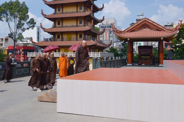 Chư tôn đức Ban Thường trực khảo sát công tác thiết trí lễ đài Phật đản tại Việt Nam Quốc Tự