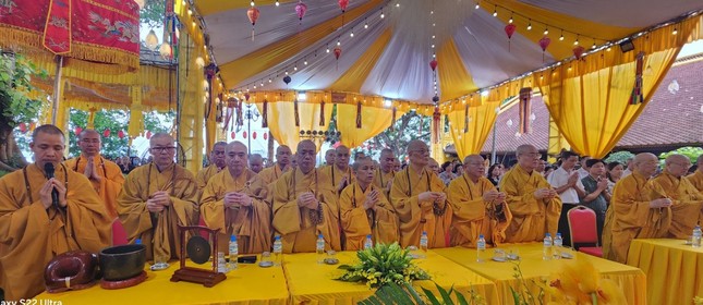 Chư tôn đức Hội đồng Chứng minh, Hội đồng Trị sự dâng hương tưởng niệm 23 năm ngày Trưởng lão Hòa thượng Thích Kim Cương Tử viên tịch