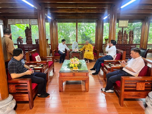 Thượng tọa Thích Đức Thiện trao đổi với ông Trần Văn Sơn, Bộ trưởng, Chủ nhiệm Văn phòng Chính phủ