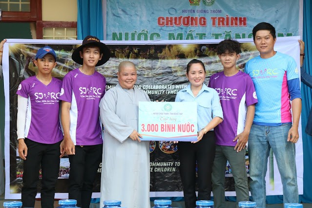 Hội Người chạy bộ VN đã trao tặng 3.000 bình nước tinh khiết cho các em học sinh Hội Người chạy bộ VN đã trao tặng 3.000 bình nước tinh khiết cho các em học sinh