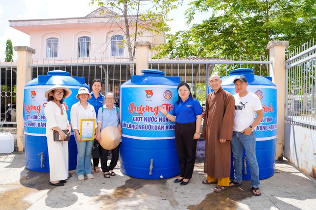 Câu lạc bộ Hạnh Nguyện tặng 3 bồn chứa nước loại 2.000 lít - Ảnh: H.N Câu lạc bộ Hạnh Nguyện tặng 3 bồn chứa nước loại 2.000 lít - Ảnh: H.N