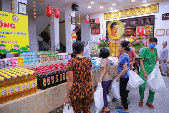 Đại diện các gia đình đến chọn quà tại "Siêu thị 0 đồng" - chùa Bồ Đề Lan Nhã Đại diện các gia đình đến chọn quà tại "Siêu thị 0 đồng" - chùa Bồ Đề Lan Nhã