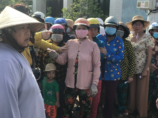 Bà con đến nhận nước lọc - Ảnh: T.N Bà con đến nhận nước lọc - Ảnh: T.N