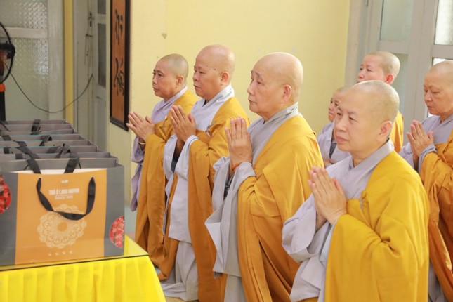 Đại diện Ban Quản trị, môn đồ pháp quyến tác bạch cúng dường trai tăng - Ảnh: T.N Đại diện Ban Quản trị, môn đồ pháp quyến tác bạch cúng dường trai tăng - Ảnh: T.N