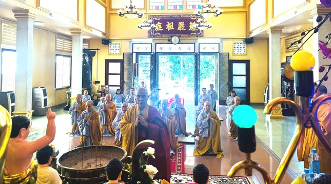 Thượng tọa Thích Quảng Chơn thực hiện các nghi thức thiền môn Thượng tọa Thích Quảng Chơn thực hiện các nghi thức thiền môn