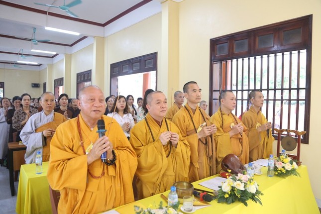 Chư tôn đức niêm hương cử hành Đại lễ Phật đản Chư tôn đức niêm hương cử hành Đại lễ Phật đản