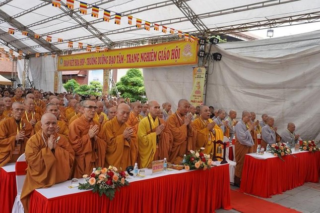 Chư tôn đức đảnh lễ Tam bảo