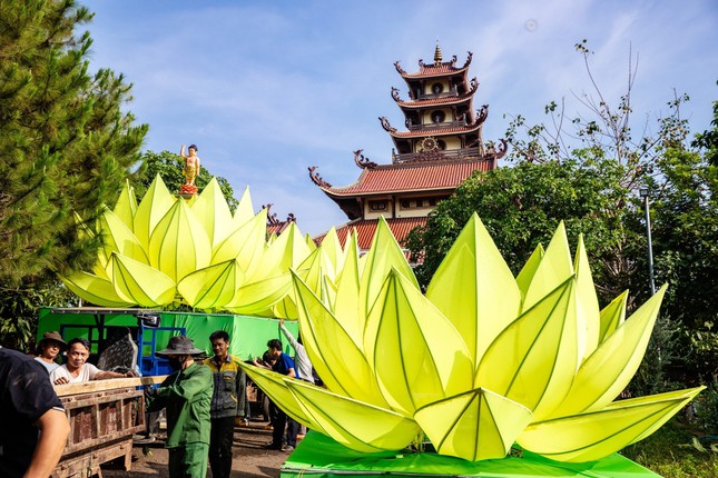 Chuẩn bị hạ thủy 7 đóa sen dưới hồ Nhân Cơ Chuẩn bị hạ thủy 7 đóa sen dưới hồ Nhân Cơ