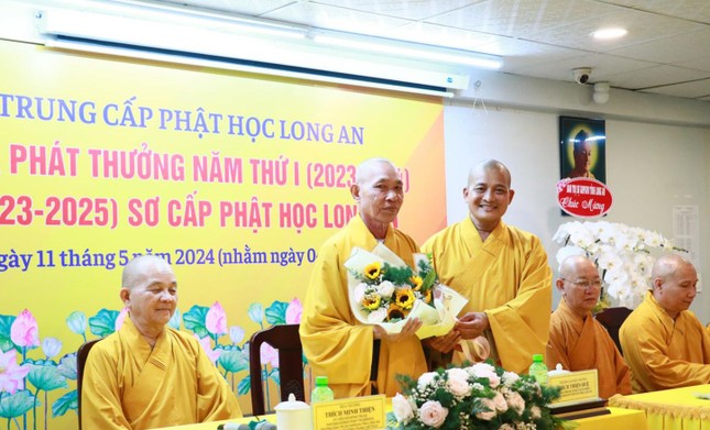 Đại đức Thích Lệ Duyên trao hoa tri ân Trưởng lão Hòa thượng Thích Thiện Huệ