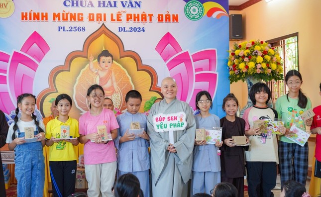 Sư cô Thích nữ Huệ Trí trao thưởng cho các em tại hội thi Sư cô Thích nữ Huệ Trí trao thưởng cho các em tại hội thi