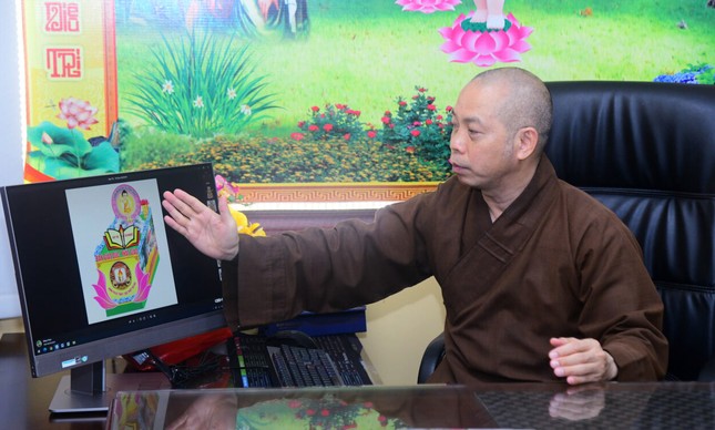 Thượng tọa Thích Quang Thạnh giới thiệu về thiết kế kiệu hoa của Ban Giáo dục Phật giáo TP.HCM