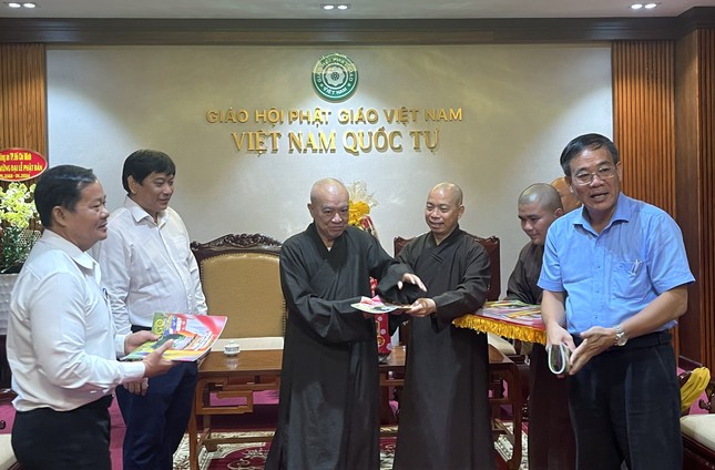 Hòa thượng Thích Nhật Hỷ tặng ấn phẩm Báo Giác Ngộ số đặc biệt Phật đản đến đoàn Sở Nội vụ, Ban Tôn giáo TP.HCM - Ảnh: M.T