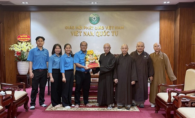 Anh Bùi Hoàng Hải, Phó Chủ tịch Thường trực Hội Liên hiệp Thanh niên VN Q.10 tặng hoa chúc mừng nhân mùa Phật đản Phật lịch 2568 - Ảnh: M.T