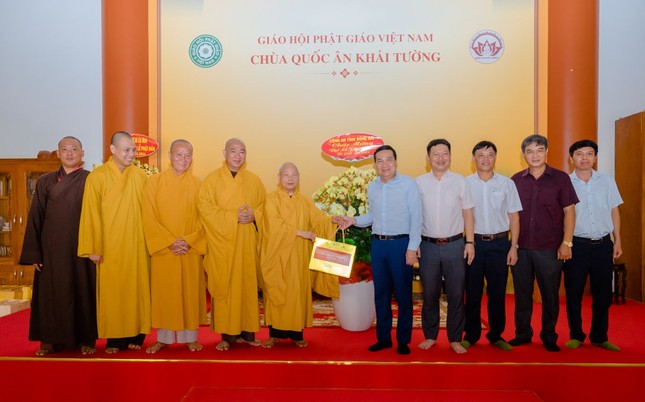 Thiếu tướng Nguyễn Sỹ Quang, Giám đốc Công an tỉnh Đồng Nai chúc mừng Phật đản đến Chủ tịch Hội đồng Trị sự Thiếu tướng Nguyễn Sỹ Quang, Giám đốc Công an tỉnh Đồng Nai chúc mừng Phật đản đến Chủ tịch Hội đồng Trị sự