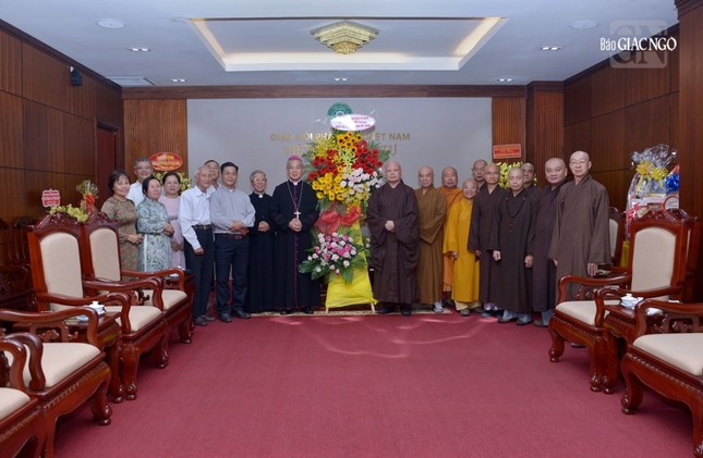 Tổng Giám mục Giuse Nguyễn Năng trao hoa chúc mừng Phật đản đến chư tôn đức Ban Trị sự GHPGVN TP.HCM